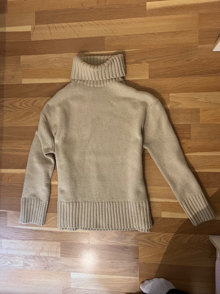 Beige strikkegenser 