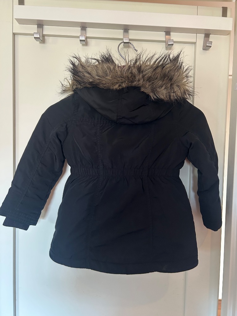 Svart parkas med pels str 104