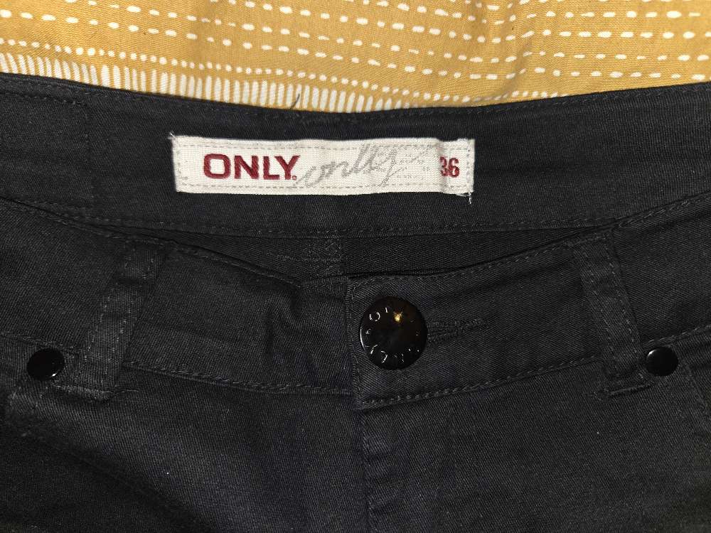 Svartar stuttbuxur st.36