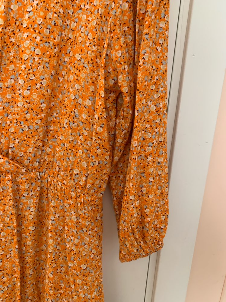 Orange kjole m/ små blomster Str L