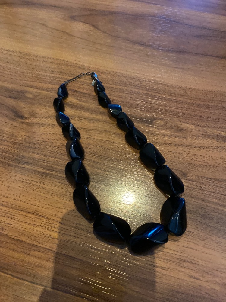Kort svarte beads