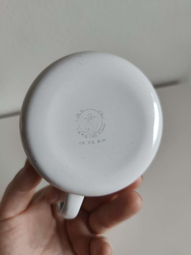 Valkoinen emalikuppi siniset reunat