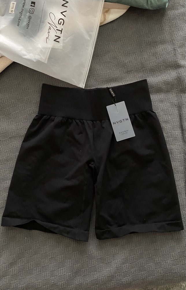 NVGTN mustat shortsit, M