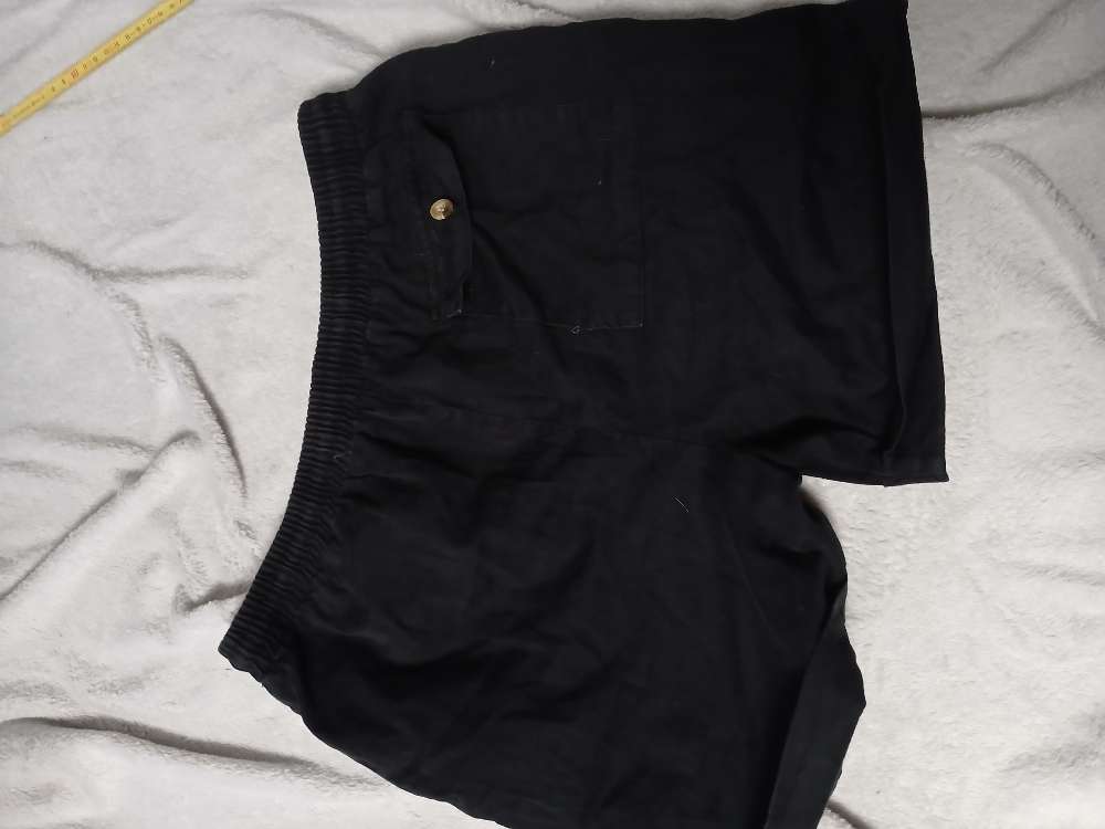 Mustat shortsit. Pacific Motion. L