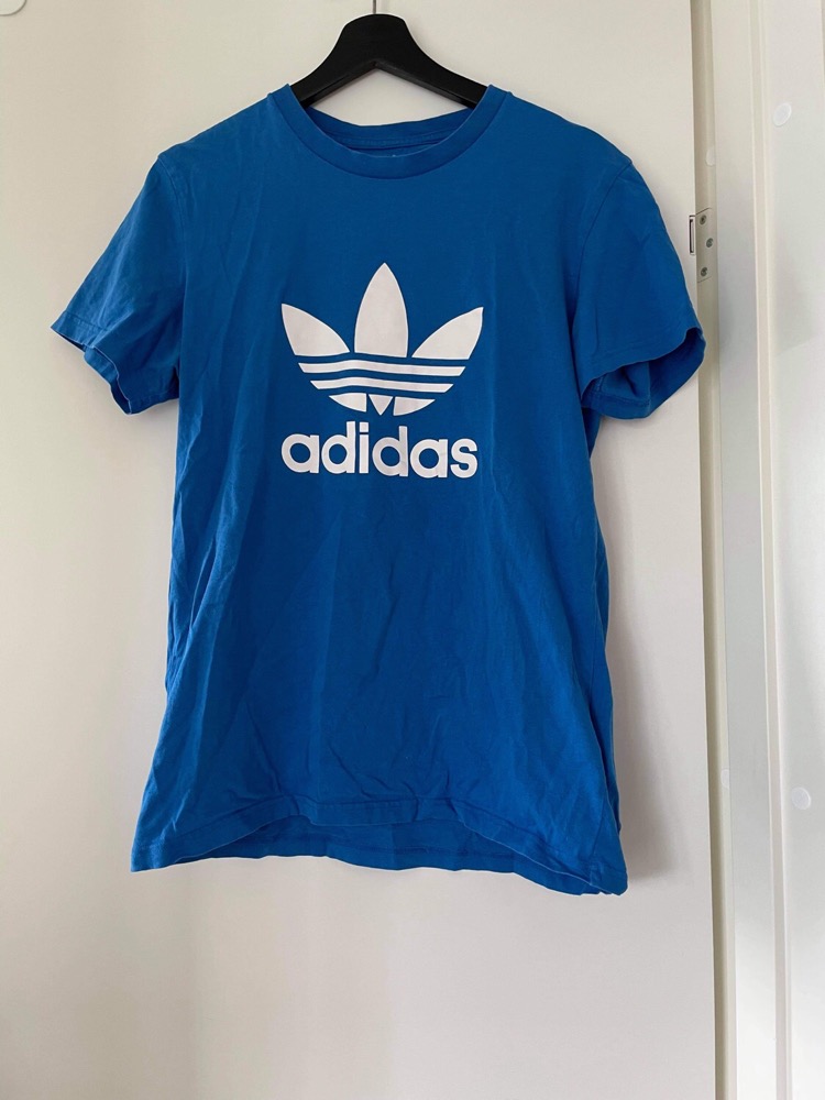 Adidas tshirt str. s