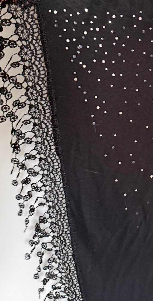 Svart sjal þríhyrnt