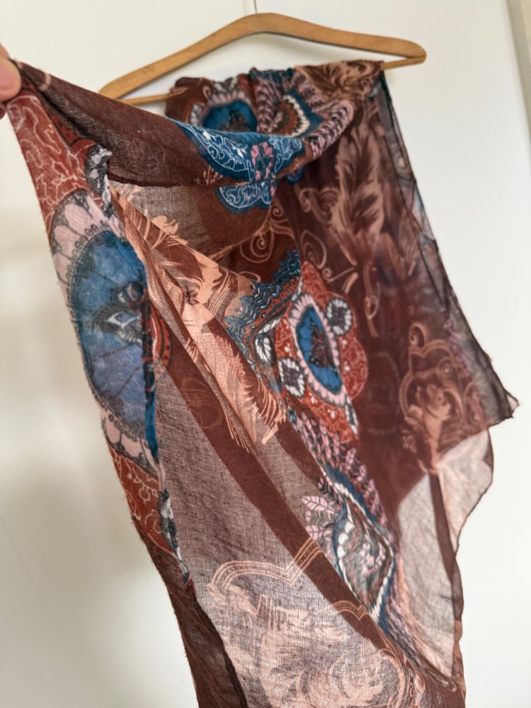 Sjal/klútur í brunum og bláum lítum