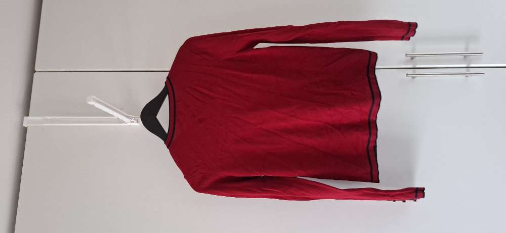 Rauð golla st. S gylltir hnappar