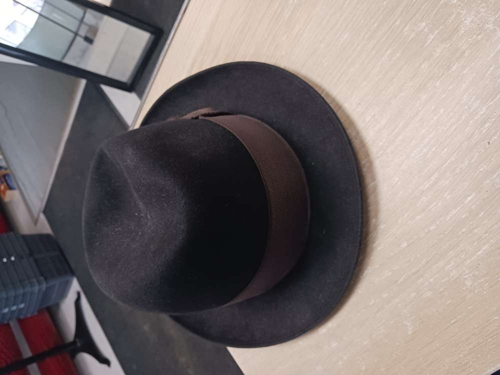 Fritz huckel hattu musta