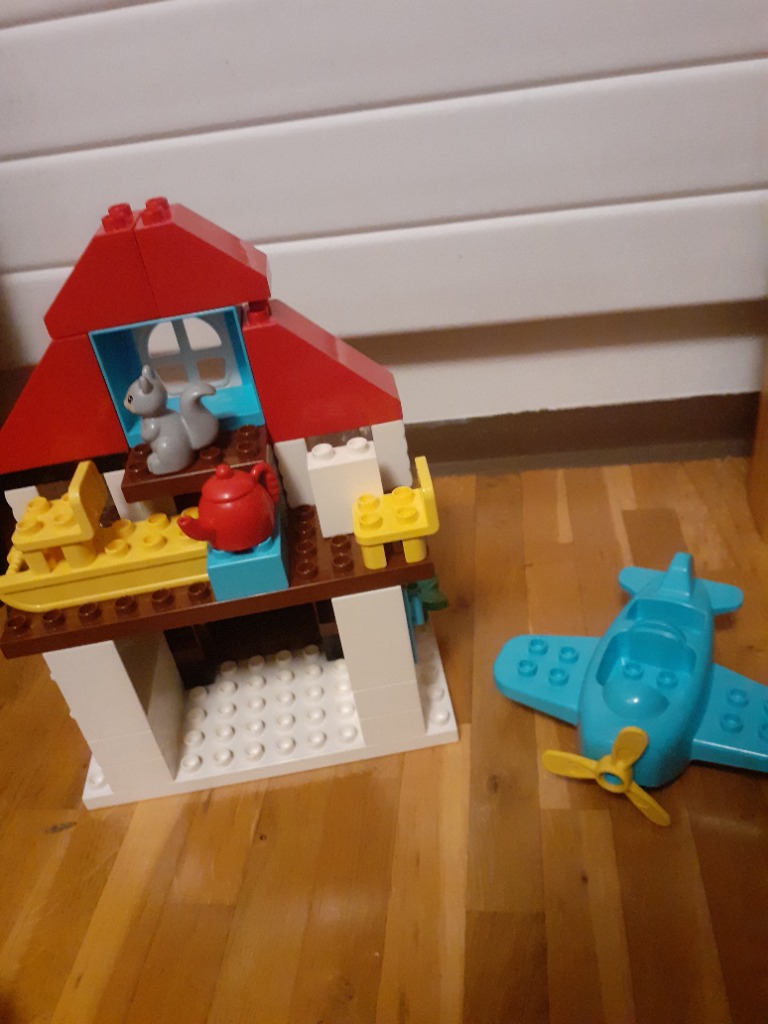 Duplo sett hús og flugvél