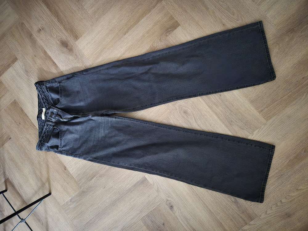 Levi's mustat farkut 27