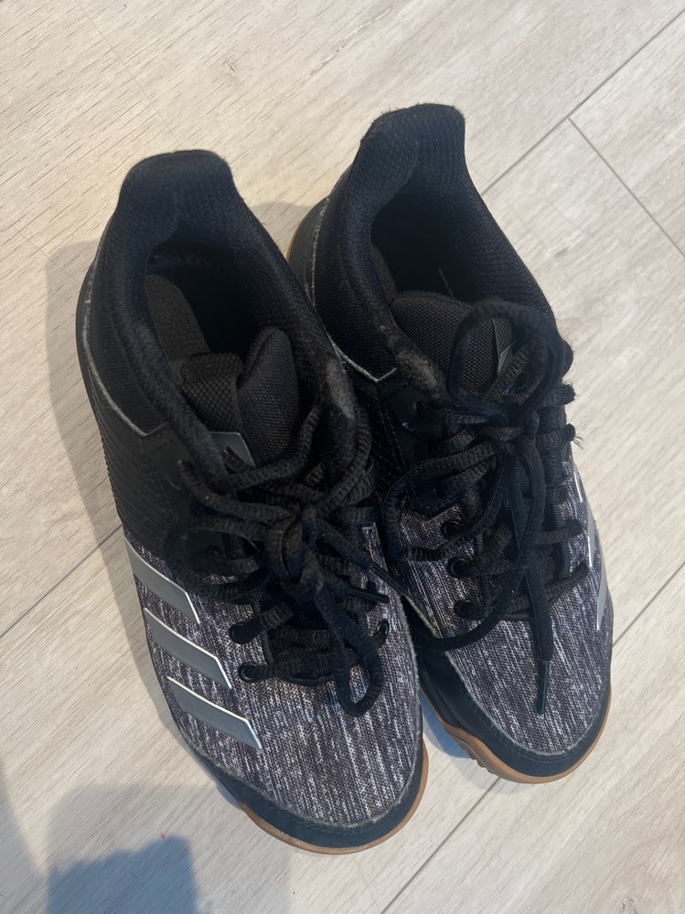 #Adidas handboltaskór st.35