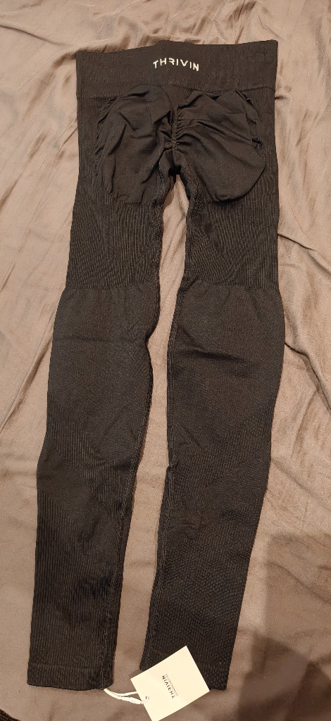 Thrivin uudet mustat treenilegginssit S