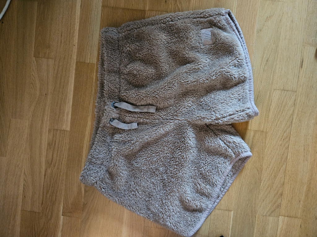 Skogstad genser og shorts
