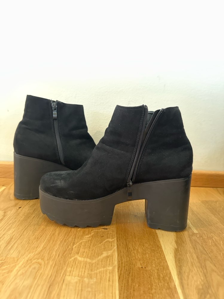 Svartir lokaðir hælaskór - st. 39