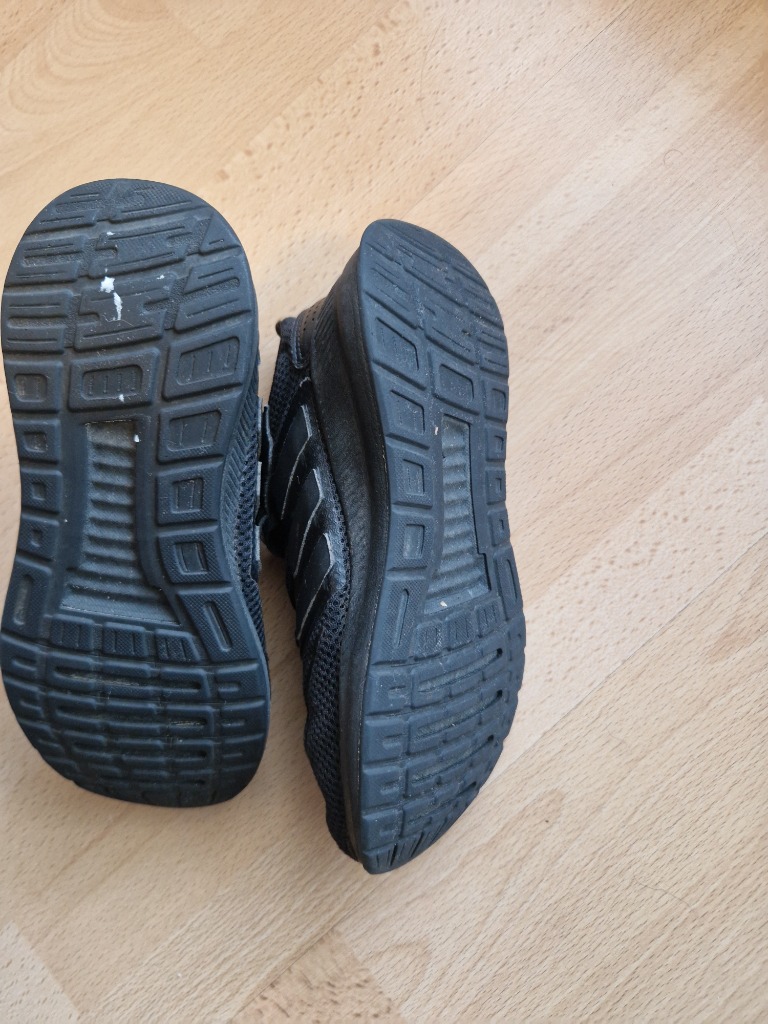 Mustat adidas lenkkarit 31