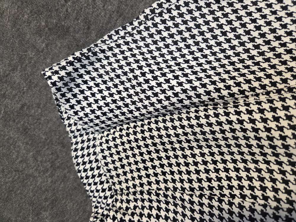 Kellohelmainen mustavalkoinen hame 38