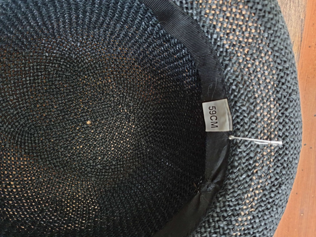 Musta kesähattu koristehuivilla