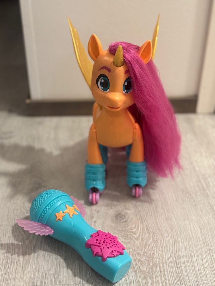 Luisteleva pony mikrofonilla