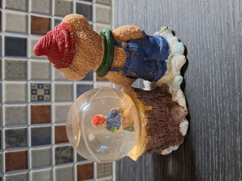 Joulunalle lumipallolla