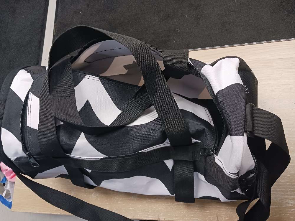 MM/Adidas must/valk urheilukassi