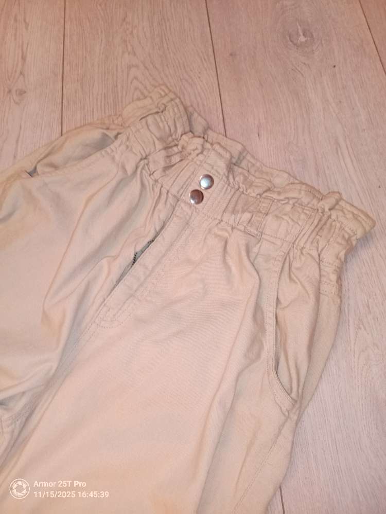 Ljósbrúnar léttar kaki buxur St 36