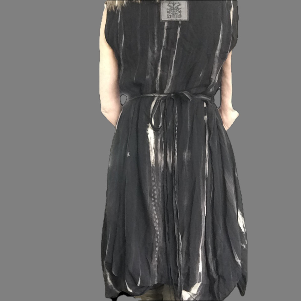 asymmetrisk kjole med metallapplikasjon