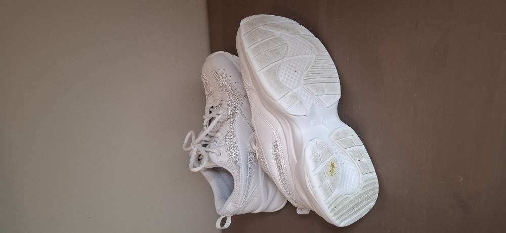 Puma st. 37 hvítir strigaskór