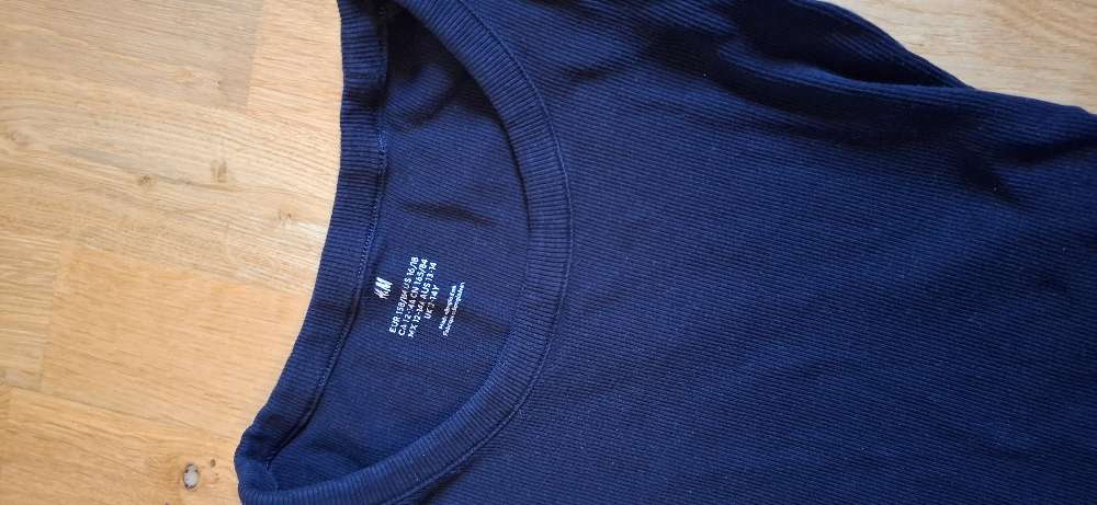 Tveir svartir st. 158/164 riflaðir bolir