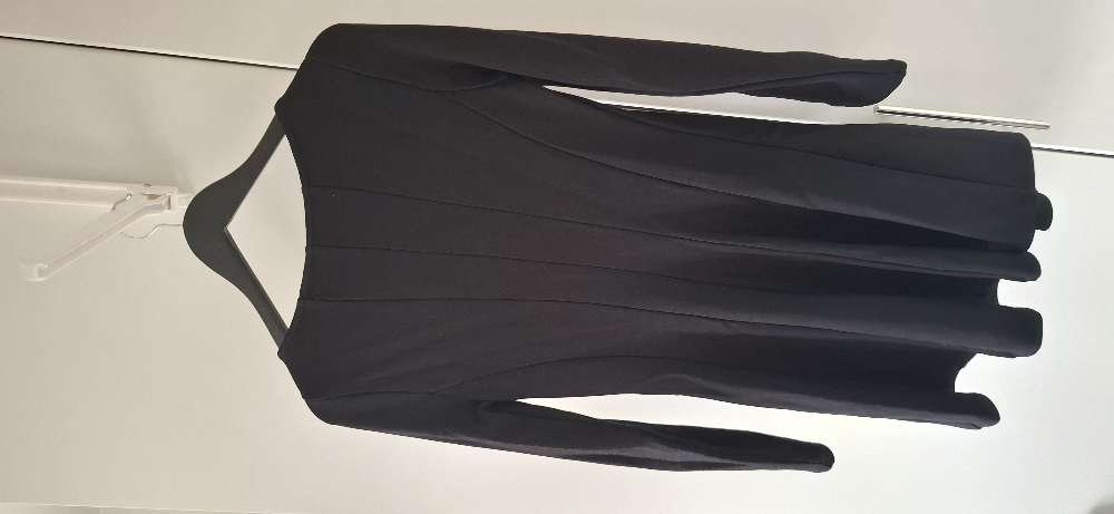Gina Tricot st. M svartur kjóll