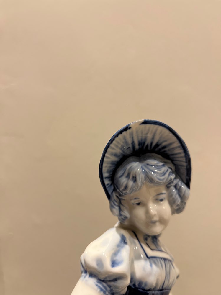 Posliinifiguuri tyttö