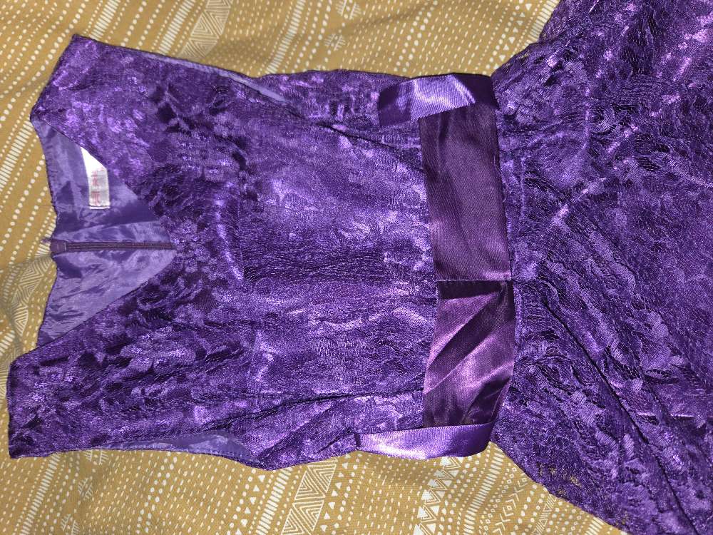 Ónotaður kjóll st. 140 fjólublár