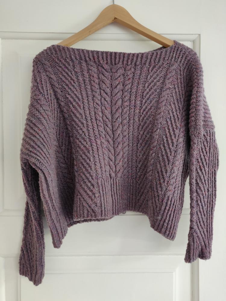 Støvet lilla uldstrik/ strikket sweatermed fine kabelmønstre. Str M