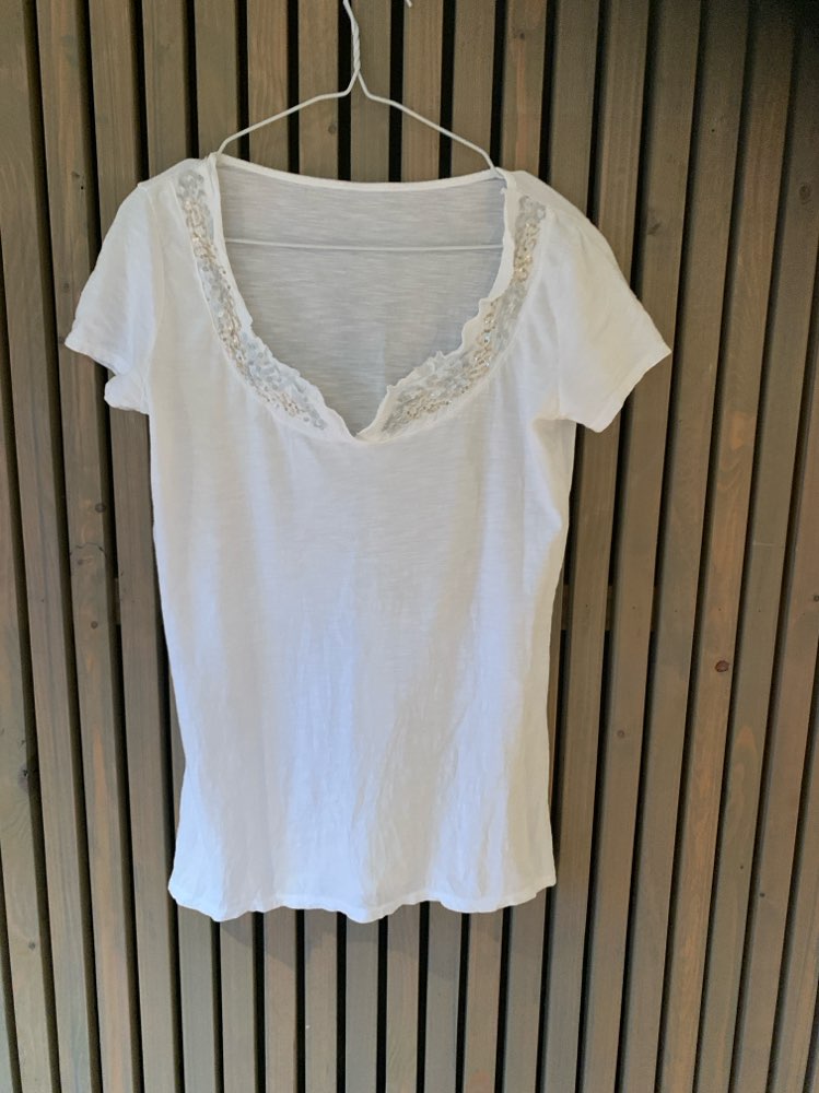 Hvit T-shirt m/ paljetter