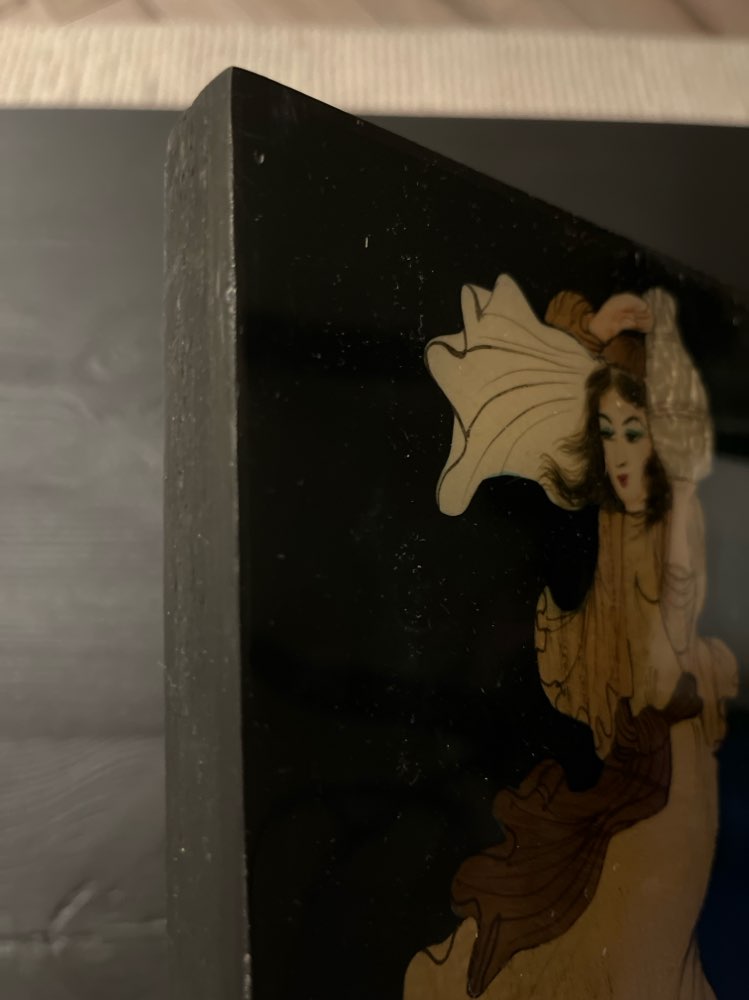 Taulu lakattua puuta