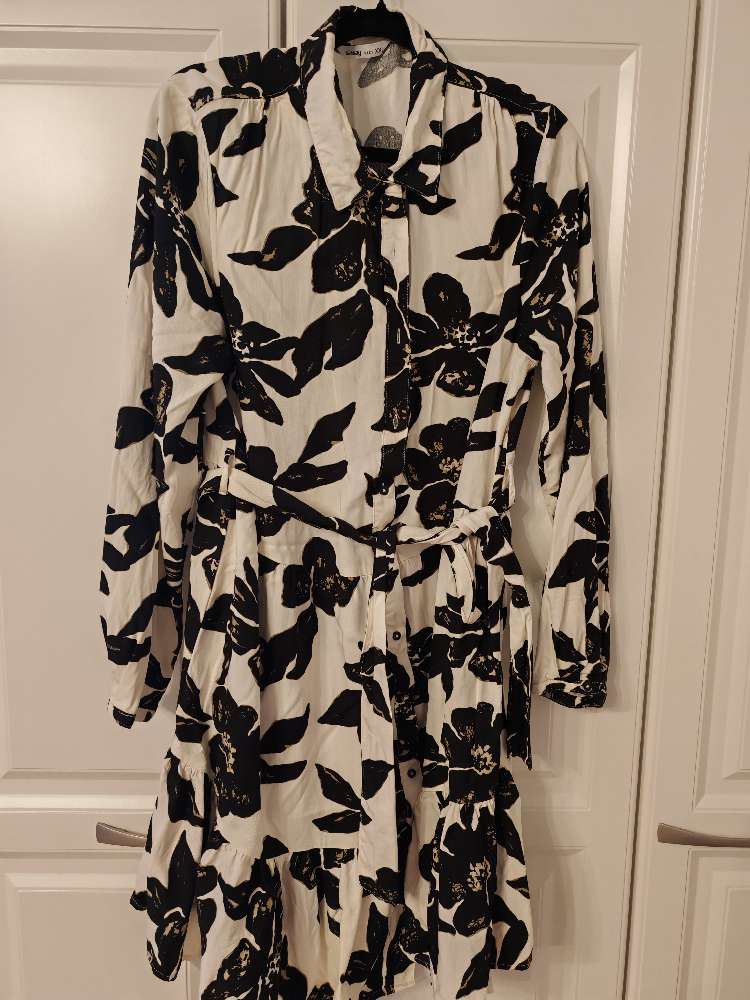 Mustavalkoinen kukkakuvioinen mekko