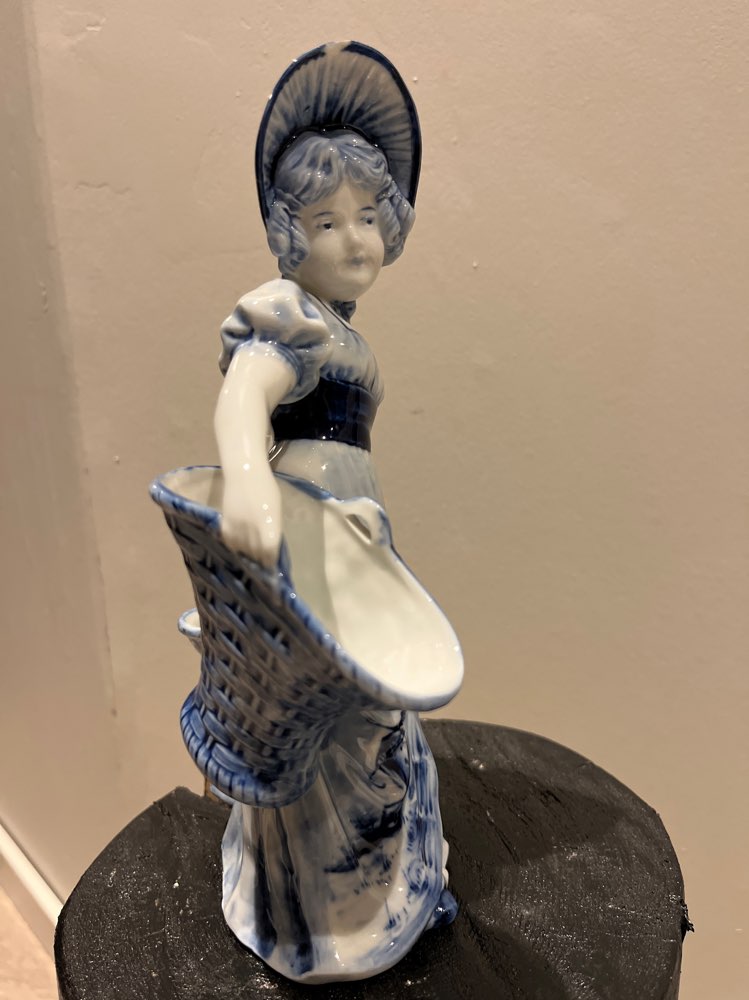 Posliinifiguuri tyttö