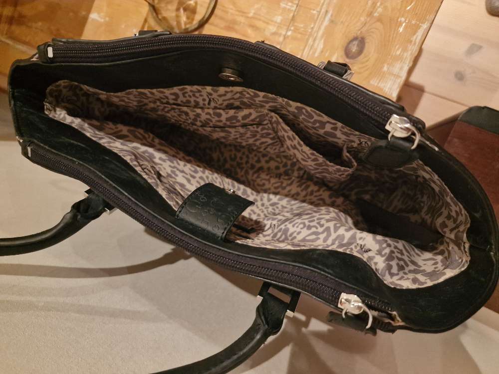 Hyväkuntoinen Guessin käsilaukku