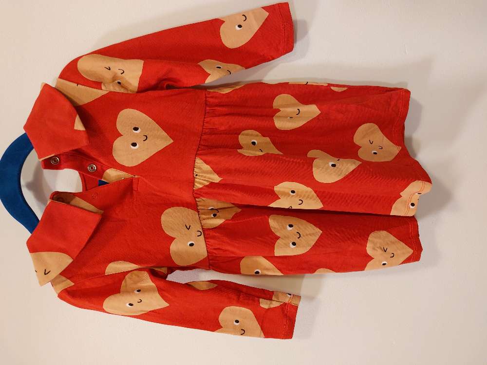 Rauður kjóll m/piparköku hjörtum st 86