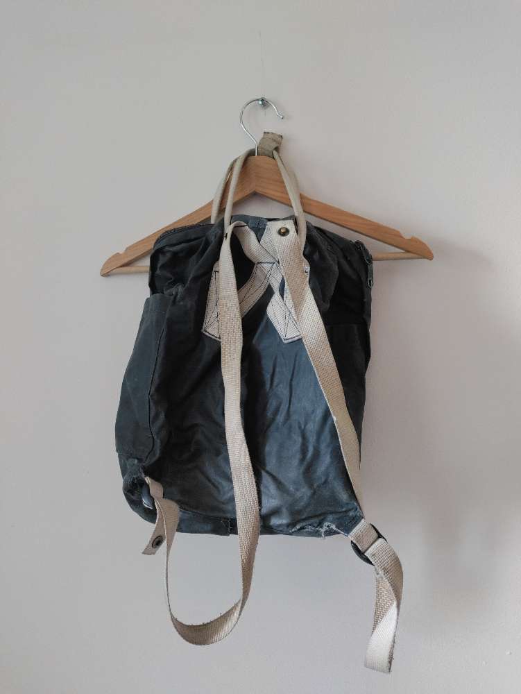 Fjällräven Kånken reppu (pohja, reikä)