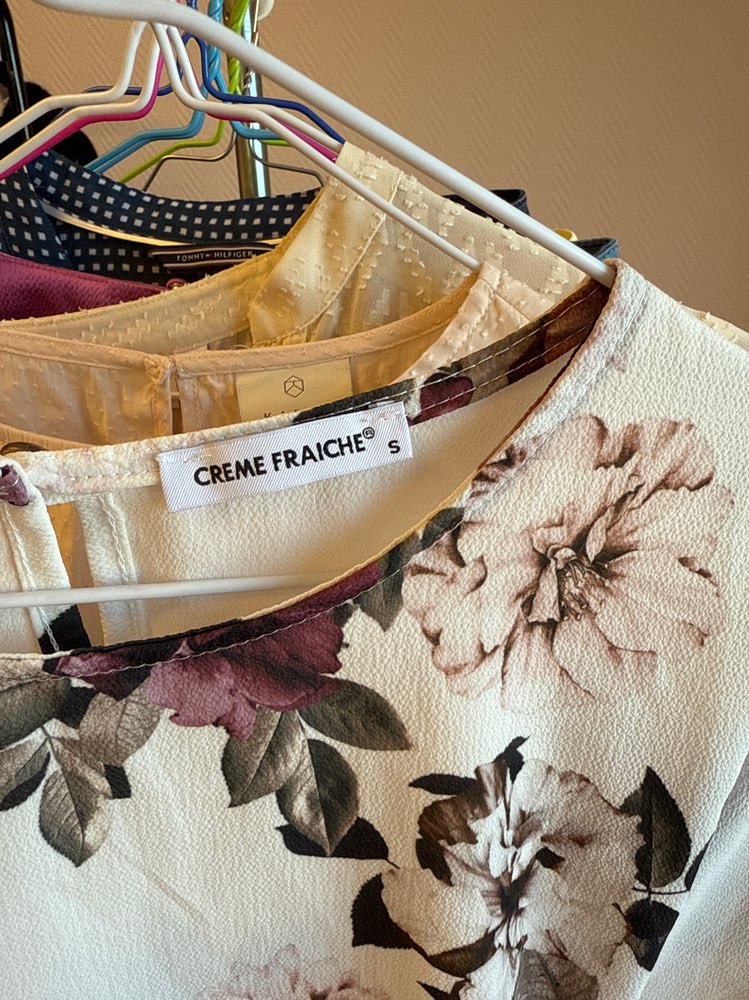 Kortermet bluse, blomster knyting 