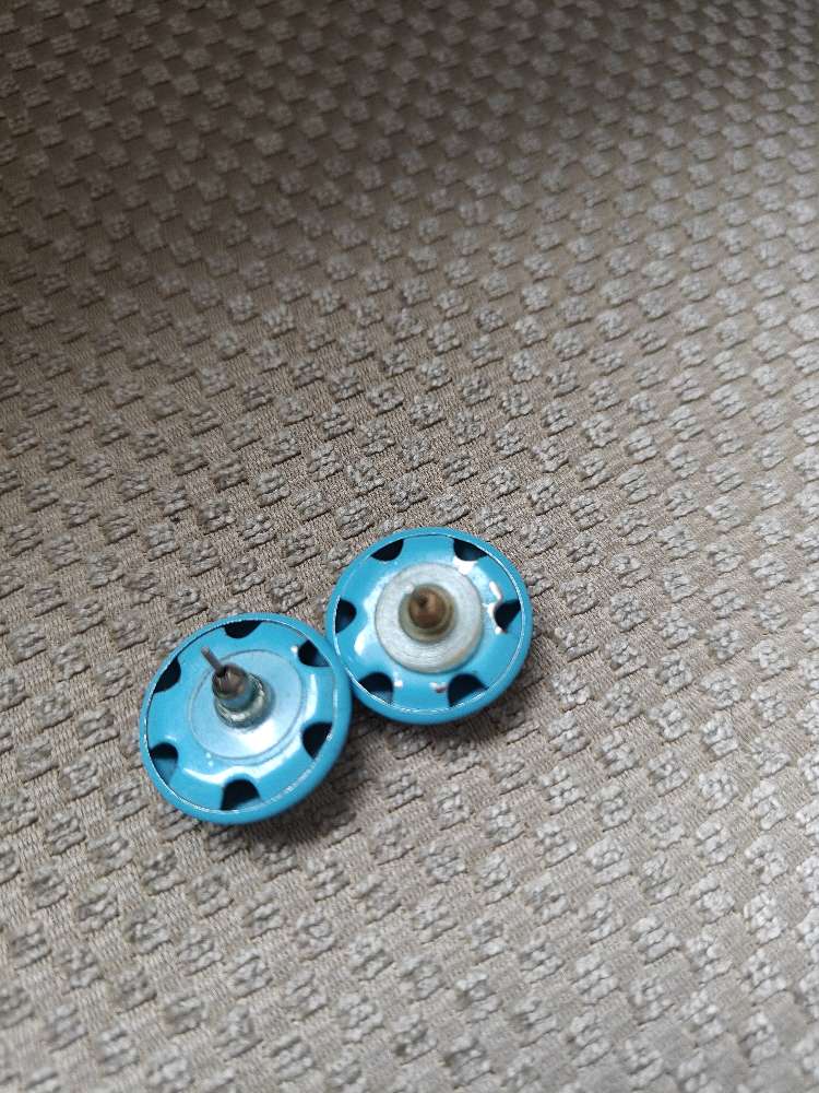 Siniset ympyrä nappikorvikset