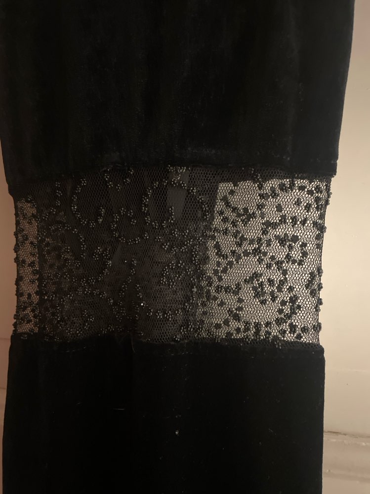 Lang fløyelskjole. s