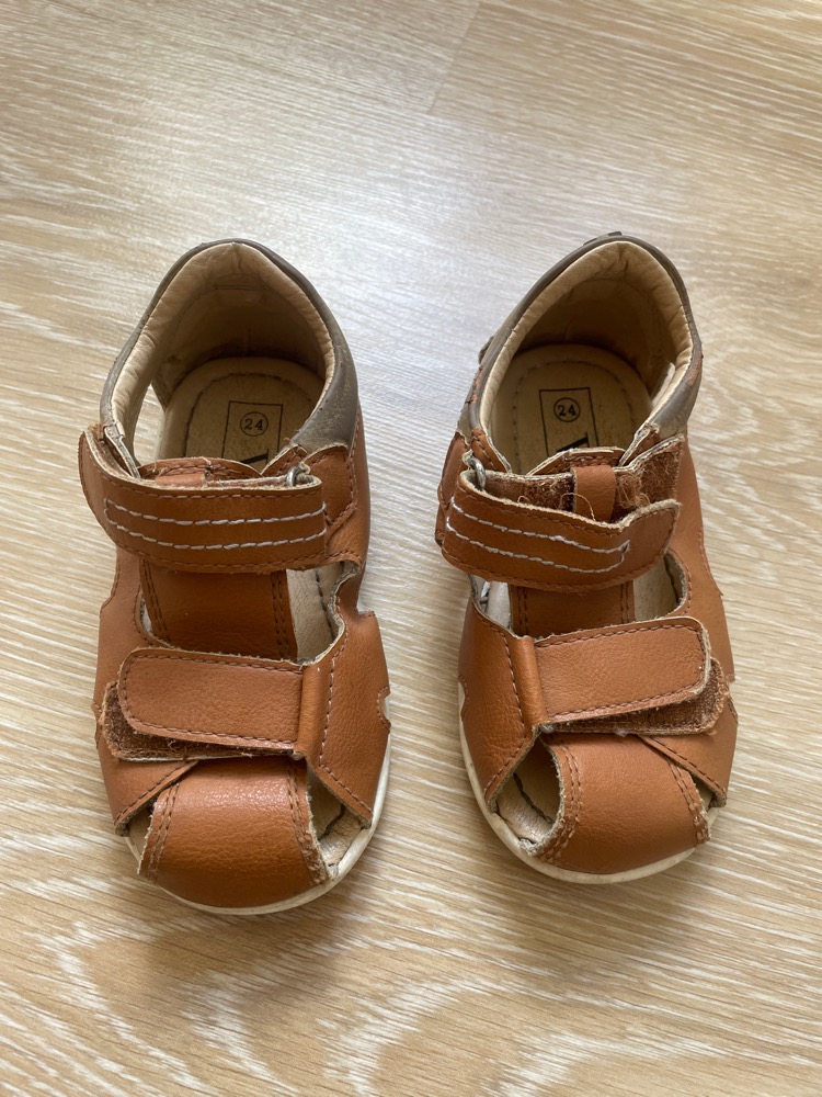 Brune sandaler str 24