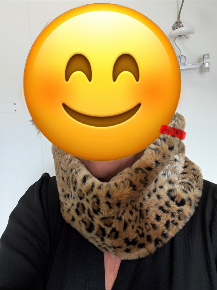 Loðkragi hlébarðamunstrað “vegan”