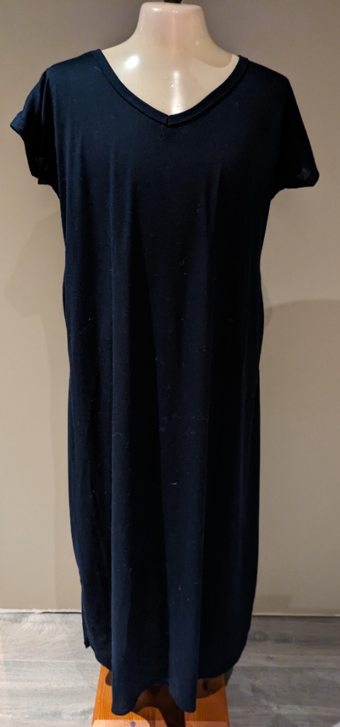 Lang mørkblå kjole. Str L