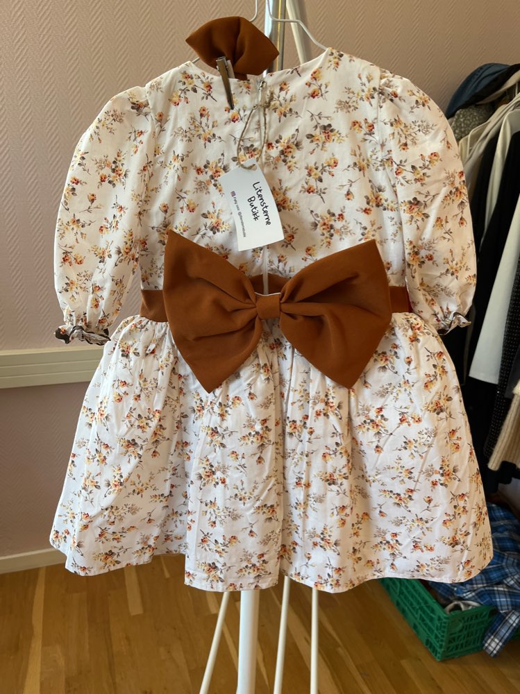 Floral tulle dress (4-5 år)