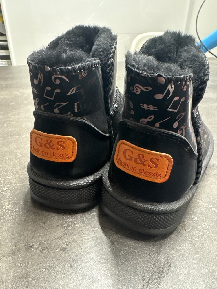 Fóðraðir ónotaðir skór st. 29