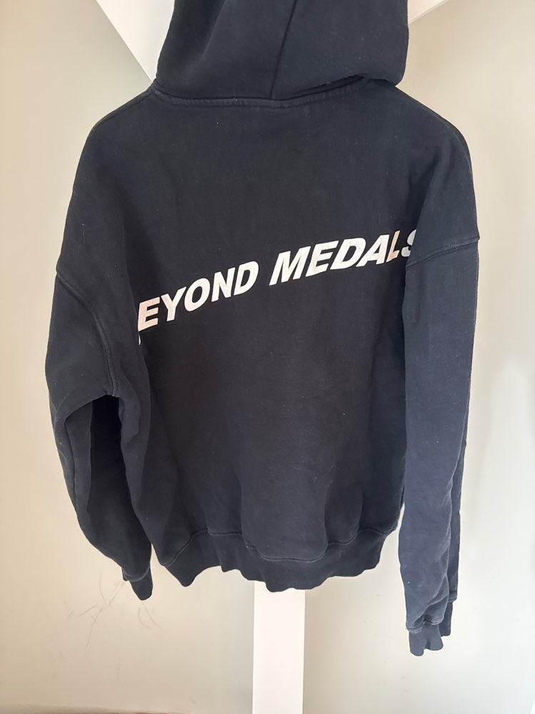 Hettegenser svart Beyond Medals S