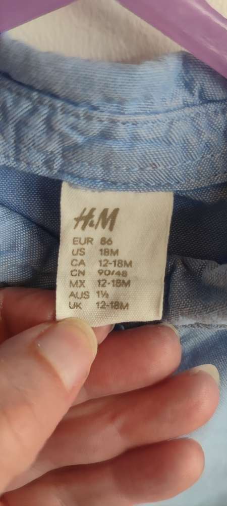 Ljósblá skyrta úr H&M. Stærð 86